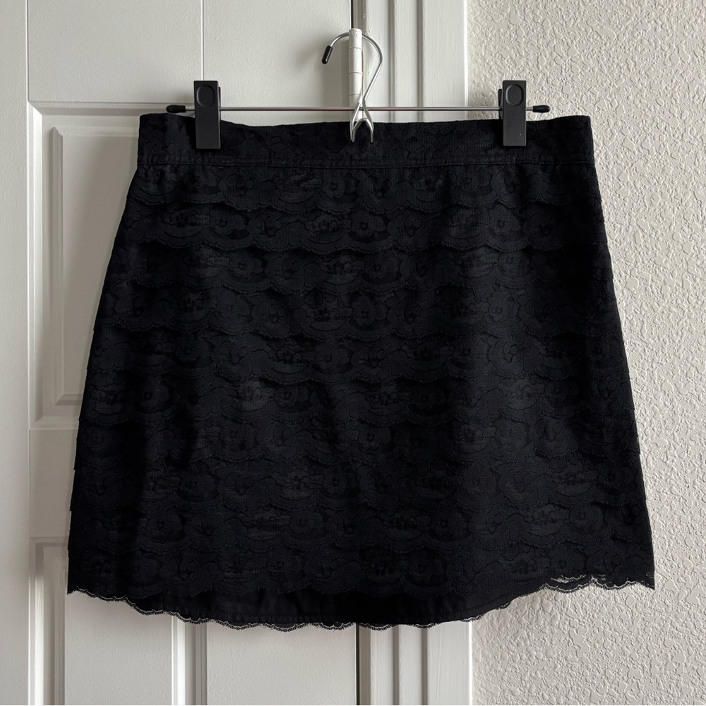 Forever 21 lace mini skirt; black (size L)